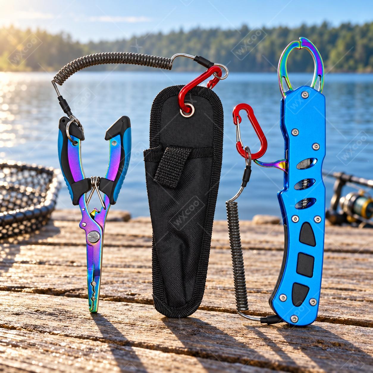 Fishing Hook Remover - ブルーのチタンコーティングを施した、16cmの海水釣り用プライヤー。フック外し、ラインカッター、スプリットリングオープナー、ランヤード、シース、グリップが付属。